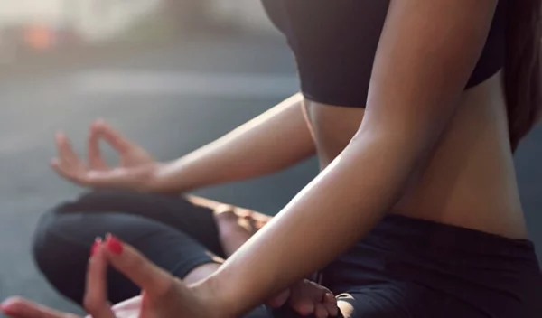 Γιατί το άγχος σε "χτυπάει" στην κοιλιά; Το "εργαλείο" που καίει το κοιλιακό λίπος χωρίς γυμναστική