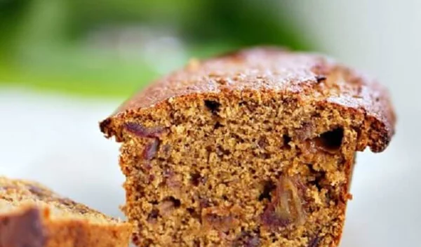 Κέικ μελομακάρονο (χωρίς μελομακάρονα στη ζύμη) με χουρμάδες