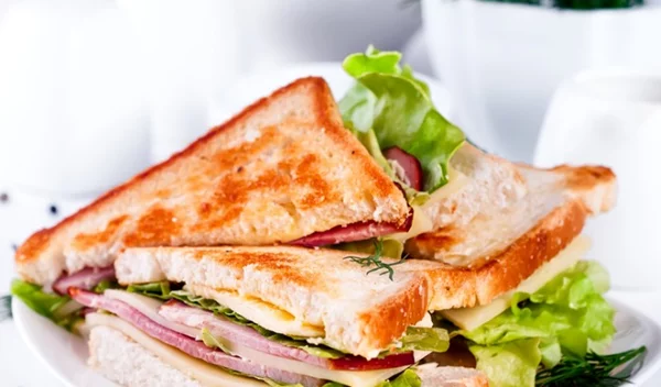 Λάιτ κλαμπ σάντουιτς: 5 υγιεινές παραλλαγές για την πιο νόστιμη σπιτική εκδοχή