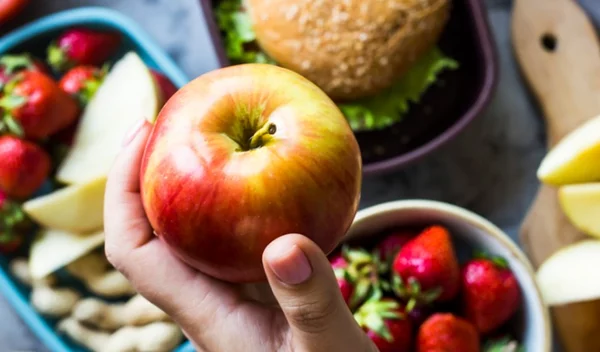 10 τροφές που καταπολεμούν τις φλεγμονές (και εκείνες που τις πυροδοτούν)