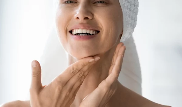 Πώς αντιμετωπίζονται οι ρυτίδες σε λαιμό και ντεκολτέ;