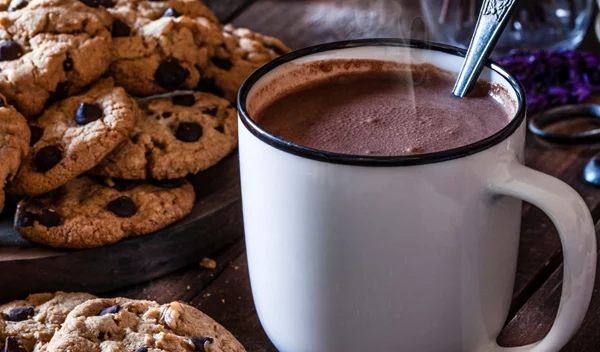 Ζεστή σοκολάτα με matcha, κάρδαμο, κουρκουμά: Το αγαπημένο ρόφημα με την προσθήκη νέων υλικών