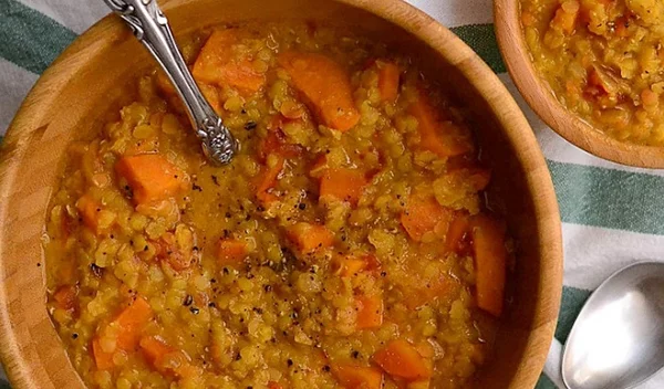 Συνταγή για κόκκινες φακές με γλυκοπατάτα