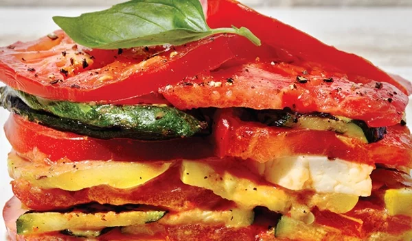 Φτιάξε "λαζάνια" μόνο με ψητά κολοκυθάκια, πιπεριές και χαλούμι (χωρίς ζυμαρικά)!