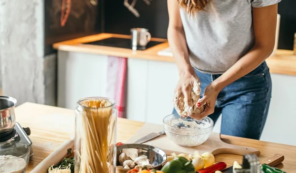 Μένεις μόνη; Συμβουλές για να τρως πιο υγιεινά και όχι με delivery