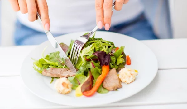 Έχω πρόβλημα με τα κιλά μου: 3 δύσκολες καταστάσεις πώς να τις αντιμετωπίσεις