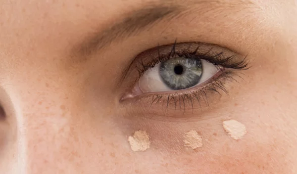 5 concealers που δεν "εγκλωβίζονται" στις λεπτές γραμμές και χαρίζουν κάλυψη