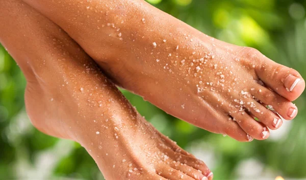 Σκασμένες φτέρνες: Έτσι θα αποκτήσεις πραγματικά λεία και απαλά πέλματα