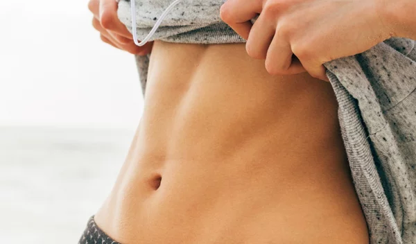 Πώς θα στοχεύσω το κοιλιακό και σπλαχνικό λίπος; Η trainer εξηγεί πώς θα διώξουμε πιο γρήγορα το λίπος στην κοιλιά