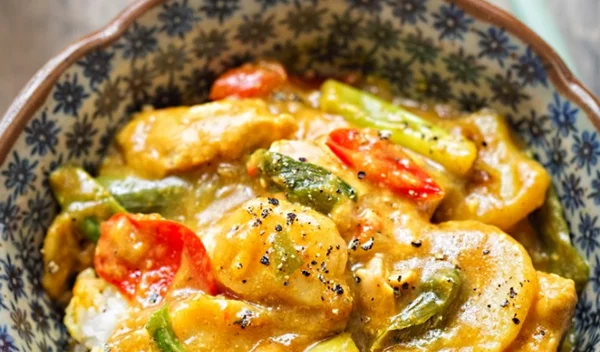 Συνταγή για ταϊλανδέζικο κοτόπουλο µε κάρυ, κινόα και τζίντζερ