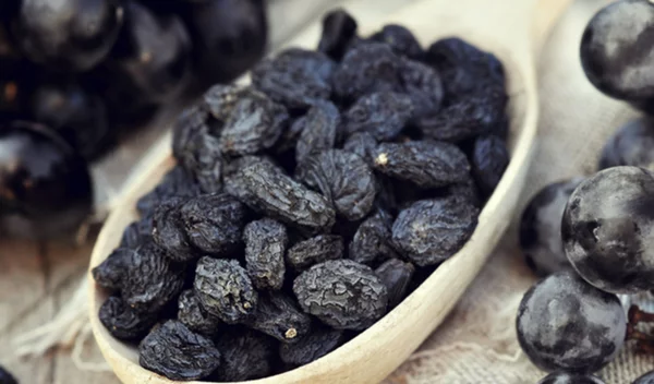 Μαύρη κορινθιακή σταφίδα: Δες τα οφέλη της και γιατί πρέπει να την τρώμε