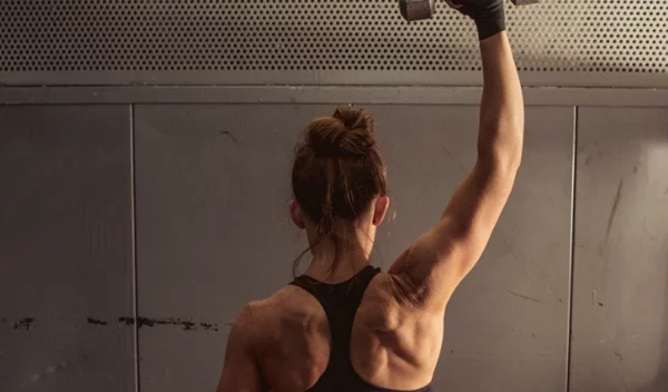 Πόνος στον ώμο: Γιατί πονάμε, πώς θα περάσει και πώς θα προλάβουμε τους τραυματισμούς