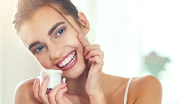 Πρέπει να αλλάζεις κρέμα προσώπου τους καλοκαιρινούς μήνες;