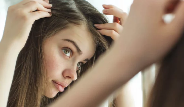 Πόσο συχνά να λούζω τα μαλλιά με πιτυρίδα; O μύθος που πρέπει να ξέρεις