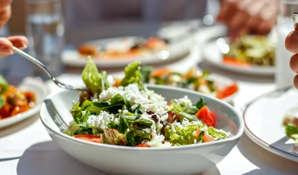 Μεσημεριανό γεύμα: 8 τρόποι για να τρως ελαφριά αλλά και νόστιμα