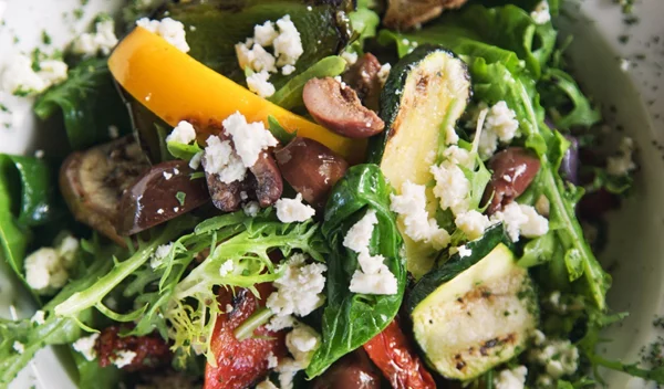 Έξι βήματα για να φτιάξεις μια σαλάτα