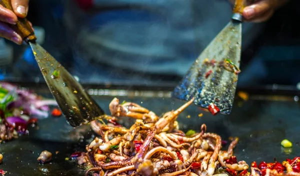 Φαγητό στο εξωτερικό: Τι να προσέχεις όταν κάνεις μακρινά ταξίδια σε "εξωτικές" χώρες