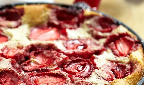 Κλαφουτί με φράουλες: Ένα κέικ που μοιάζει με γλυκιά πίτα