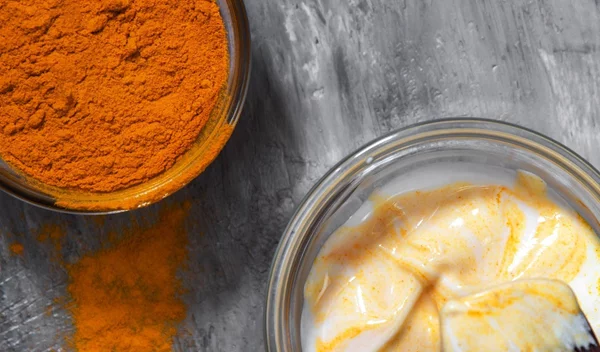 Η μάσκα προσώπου με γιαούρτι και κουρκουμά για την καταπολέμηση ακμής και ρυτίδων