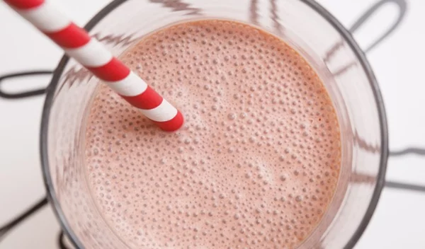 Πρωινό σμούθι πλούσιο σε πρωτεΐνη με σκόνη μάκα και γάλα αμυγδάλου