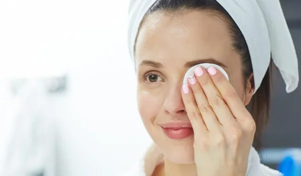 Να ξεκινήσω αντιγήρανση στα 20; Ιδού τι λέει η δερματολόγος