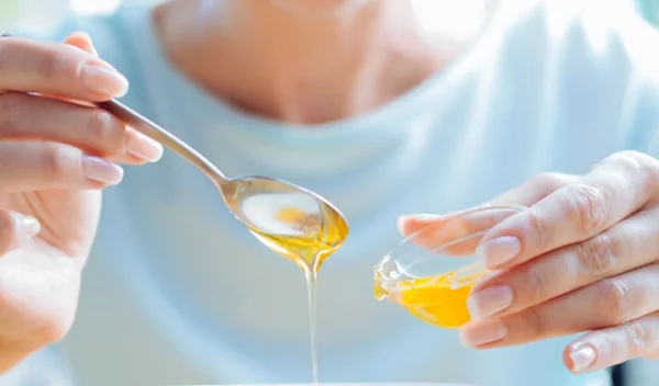 7 λόγοι για να φας μία κουταλιά μέλι: Γιατί πρέπει να το εντάξεις στη διατροφή σου;