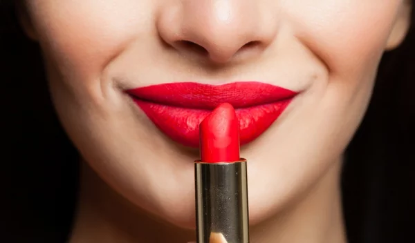 Πώς να βάλεις το κόκκινο κραγιόν φέτος τις γιορτές