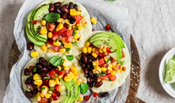 Τι να βάλεις μέσα σε τραγανές τορτίγιες (τοστάδας) για ένα σούπερ υγιεινό γεύμα