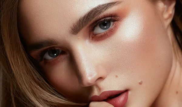 5 λάθη στο μακιγιάζ που σε κάνουν να φαίνεσαι μεγαλύτερη και πιο κουρασμένη