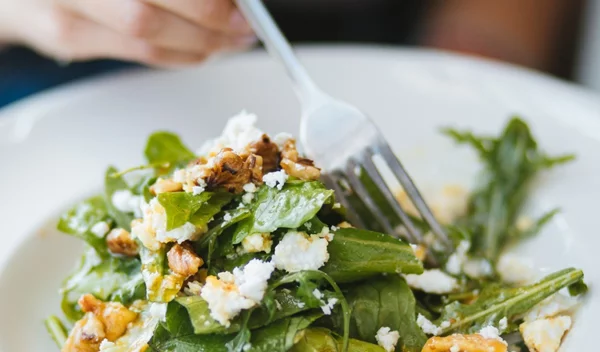 Πέντε αλλαγές που πρέπει να κάνεις στο μεσημεριανό γεύμα