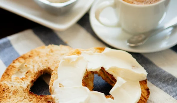 Νόστιμα πρωινά με λίγες θερμίδες: 6 γευστικές ιδέες με 300 θερμίδες μόνο