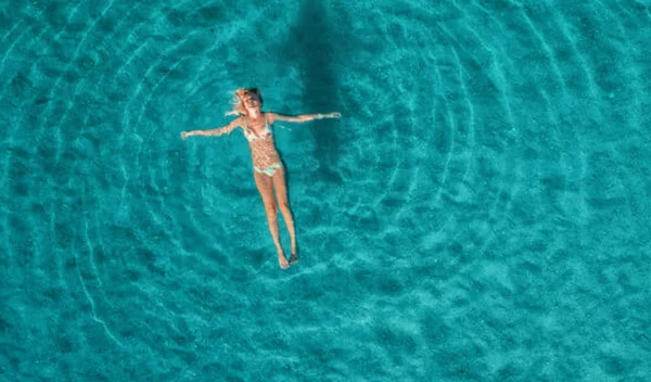 Μας αφορά όλες: Μπορεί να κολλήσεις μικρόβια από τη θάλασσα;