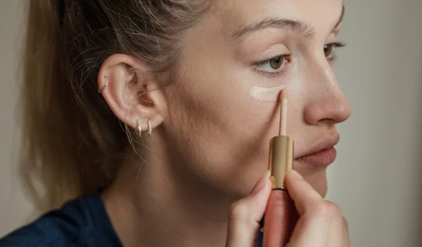 Σίγουρα, δεν πρέπει να γίνονται: 4 λάθη με το concealer που προσθέτουν χρόνια