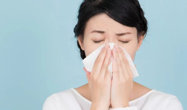 Είναι το συνάχι είναι σύμπτωμα κορονοϊού; Τι κάνουμε αν ήρθαμε σε επαφή με κρούσμα;