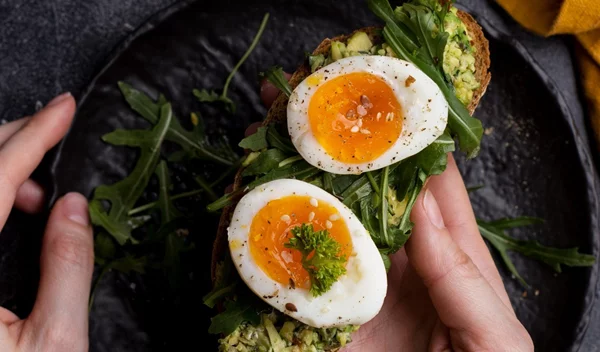 Πόση πρωτεΐνη να τρώω; Ποιες είναι οι καλύτερες πηγές πρωτεΐνης; Η διαιτολόγος συστήνει