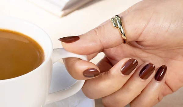 Ανοιξιάτικο μανικιούρ 2023: Το καφέ έχει ήδη γίνει το νέο nude στα νύχια