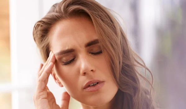 Γιατί έχουμε πονοκέφαλο; Ανακάλυψε τις αιτίες που δεν φανταζόμαστε