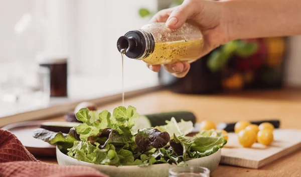 3 συνταγές για σπιτικές σάλτσες που κάνουν τη σαλάτα να ξεχωρίζει