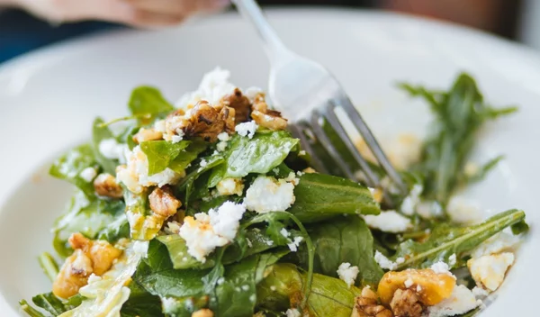 Ποιες σαλάτες δεν είναι υγιεινές και ποια είναι τα βήματα για να την φτιάξω σωστά;