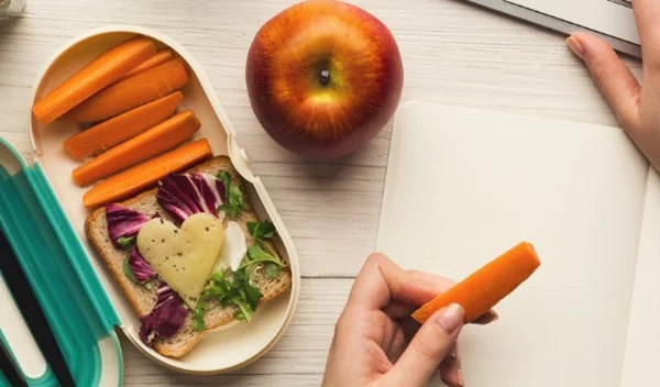 Σνακ με λιγότερες από 100 θερμίδες: Οι επιλογές για κάτι γλυκό, αλμυρό, τραγανό, κρεμώδες!