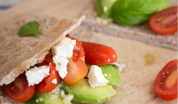 Πίτες με αβοκάντο, φέτα και λαχανικά: Ένα ιδανικό σνακ για το καλοκαίρι