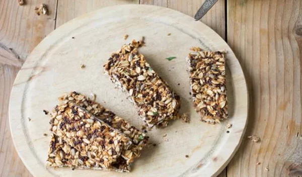 Μπάρες ενέργειας χωρίς ψήσιμο με κινόα και χουρμάδες (με 157 θερμίδες)