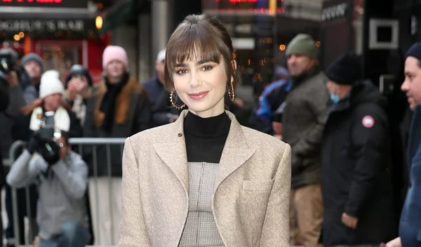 "Έπρεπε να κάνω τον εαυτό μου μικρό": Η εμπειρία της Lily Collins από την τοξική σχέση της με πρώην σύντροφό της