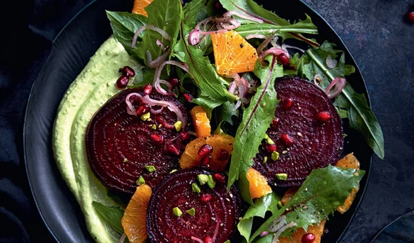 Σαλάτα με παντζάρι, πορτοκάλι, πικραλίδα και γιαούρτι φιστικιού