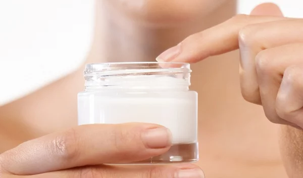 Πώς να επιλέξεις κρέμα ματιών ανάλογα με την ηλικία σου