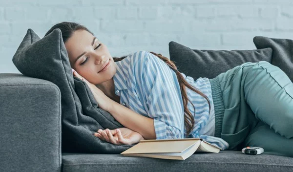 Γιατί μας παίρνει ο ύπνος στον καναπέ αλλά ξυπνάμε μόλις πάμε στο κρεβάτι;