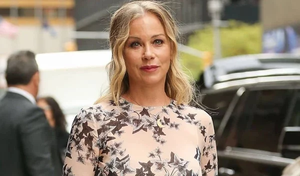 Η Christina Applegate έγινε 50 και μιλά για τη νόσο που την ταλαιπωρεί