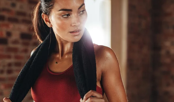 Πρόγραμμα hiit προπόνησης στο σπίτι από τη Χριστίνα Μαυρίδου