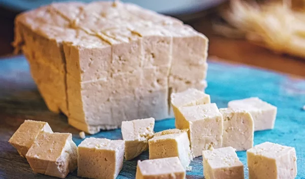 Πώς να φτιάξω σπιτικό τόφου, πώς μαγειρεύεται και σε ποιες συνταγές να το προσθέσω;