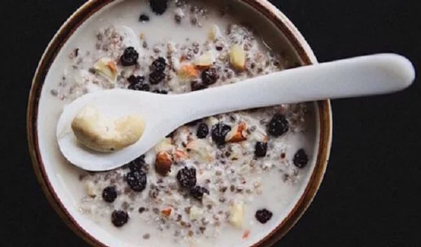 Τσία πουτίγκα με σπόρους chia, κάσιους και κάρδαμο